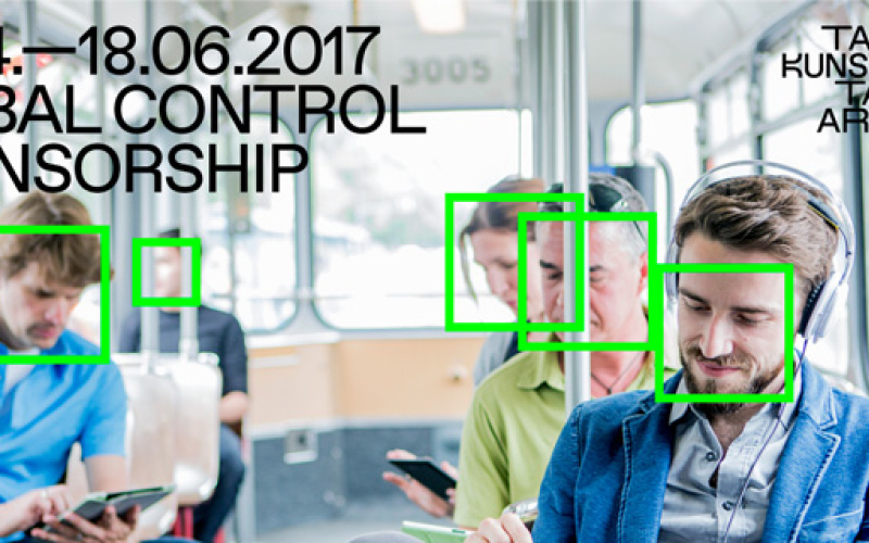 Das Foto zeigt mehrere Personen in einer Straßenbahn, die allesamt auf ihr Smartphone schauen. Über ihren Gesichtern liegt das Gesichtserkennungssymbol in neongrüner Farbe.
