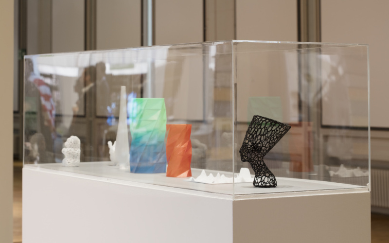 Eine Vitrine mit verschiedenen 3D-Drucken