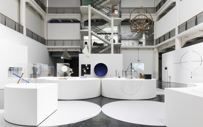 Großer Raum mit den Signaturwerken der Ausstellung »Negativer Raum«