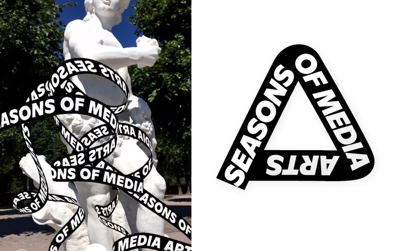Eine antike Statue eines Mannes, um die sich ein virtuelles Band mit Schriftzug windet. 