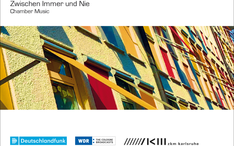 Cover der Audio-CD »Zwischen Immer und Nie«, Gebäudefassade mit bunten Jalousien