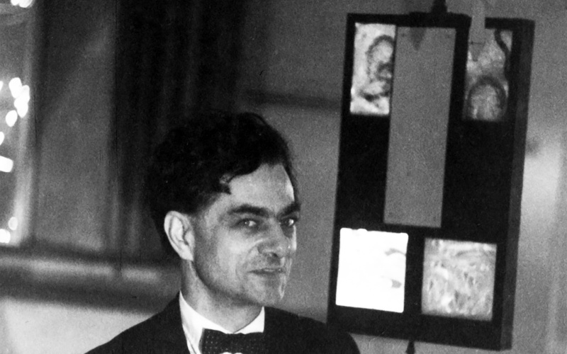 Portrait von Gordon Pask vor dem Werk "Colloquy of Mobiles"