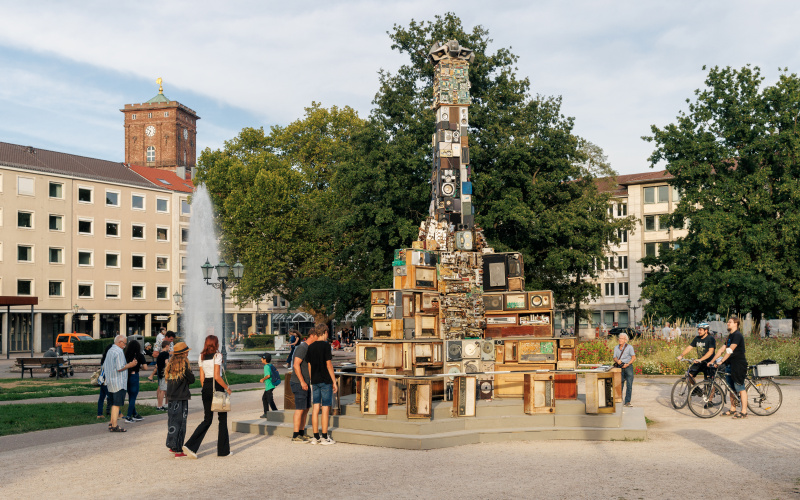 Zu sehen ist eine interaktive Klangskulptur, erbaut aus recycelten Lautsprechern, Röhrenradios und Tastaturen.
