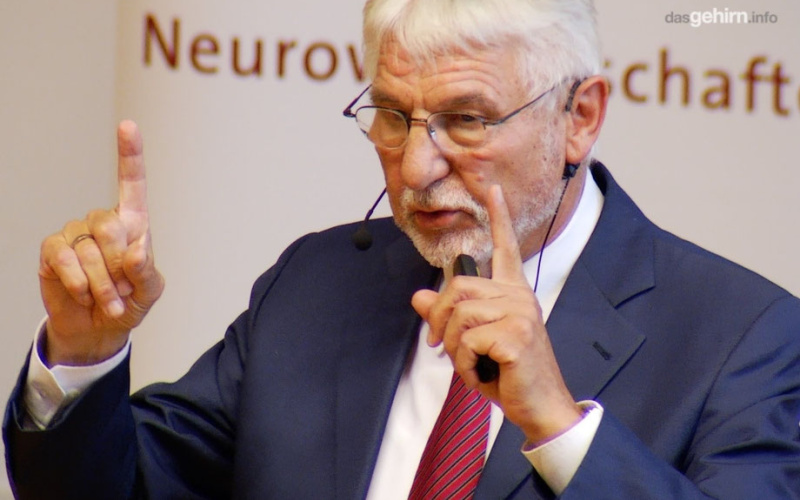 Portrait of Gerhard Roth during a lecture.