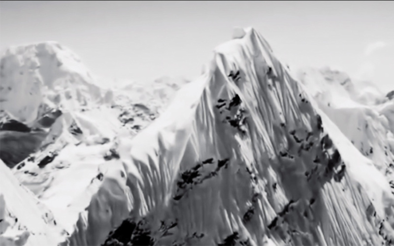 Ein schneebedecktes Gebirge. Ausschnitt aus dem Film »Nature« von Artavazd Peleschjan