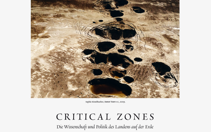 Zu sehen ist das Cover der Publikation zur Ausstellung Critical Zones. Es zeigt ein Bild von einer von Kratern geprägten Landschaft. Untendrunter ist ein kurzer Dialog zu lesen, wie es ist auf der Erde zu landen.