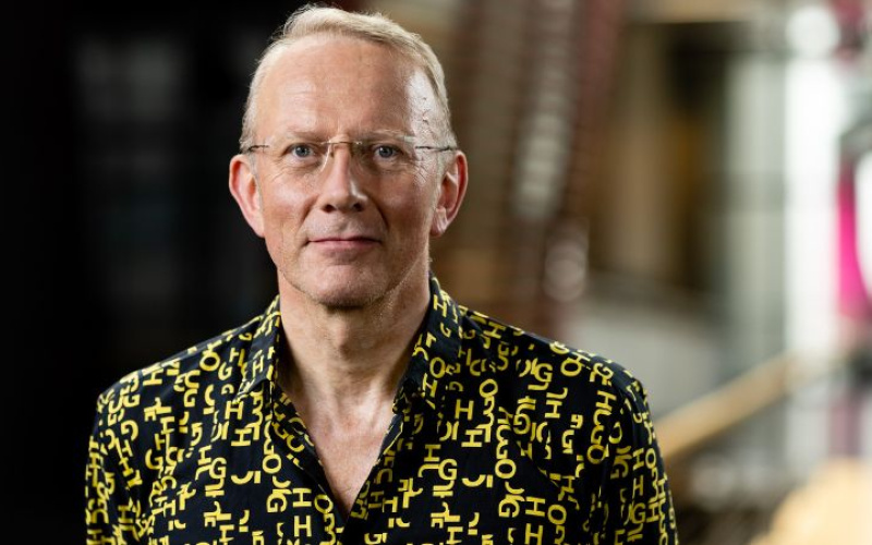 On the picture you can see Ludger Brümmer. In the lower corner is the writing "Preis der Deutschen Schallplatten Kritik".