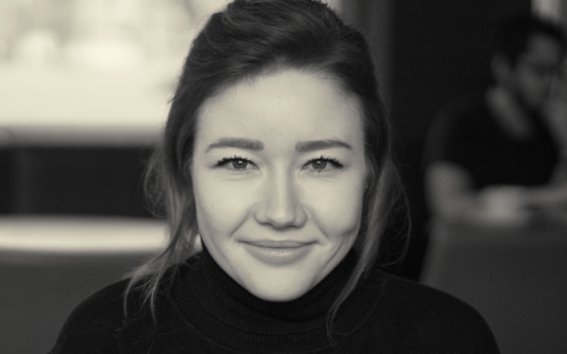 Schwarz-weiß Portrait von Sabina Zweil.