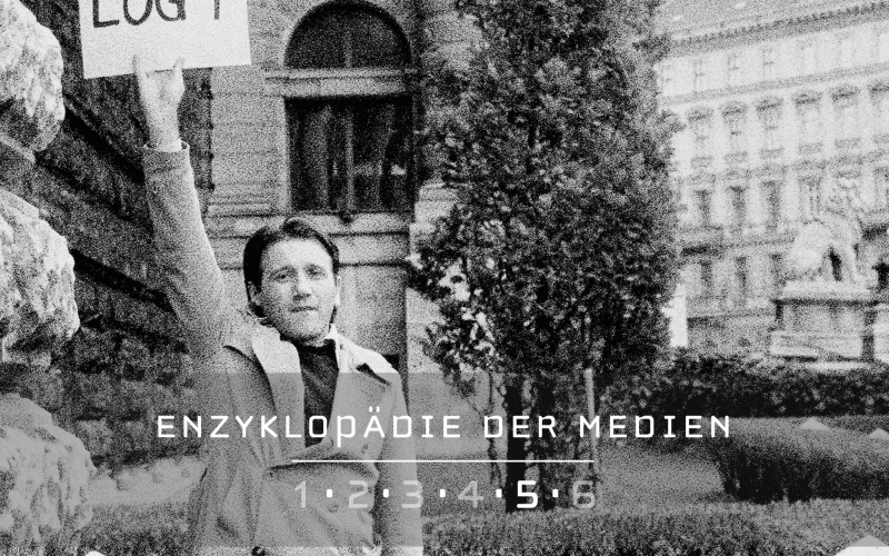 Cover der Publikation: hellgrau und Person (Peter Weibel) hält ein Schild mit der Aufschrift "lügt" vor einem Polizeirevier hoch