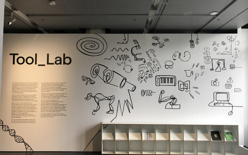 Ansichten der von Alina Bukina bemalten Wand im Tool_Lab in der Ausstellung »Renaissance 3.0«.