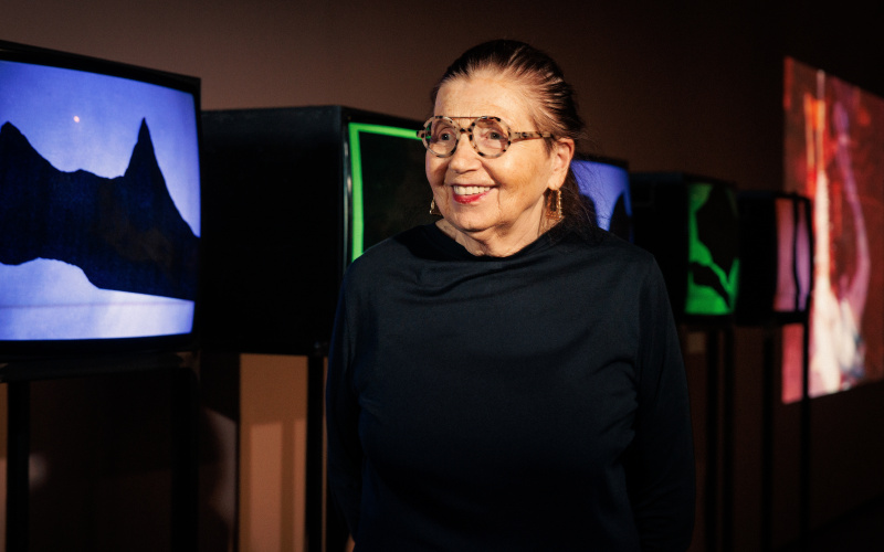 Ulrike Rosenbach at the ZKM | Karlsruhe in front of »Zenkocher« (1991)