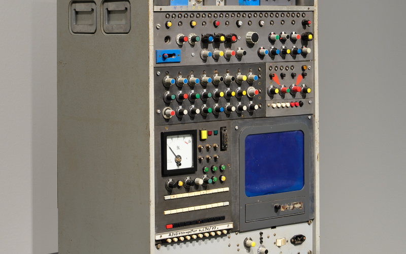 »Ateliercomputer a.i.70/73« von Oskar Beckmann. Zu sehen ist ein rechteckiges Objekt mit sehr vielen Bedienelementen. 