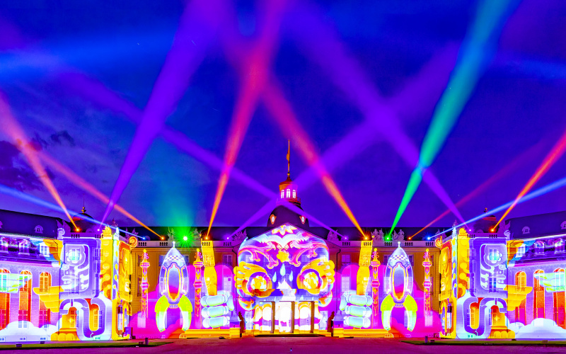 Farb-Kaleidoskop auf der Fassade des Karlsruher Schlosses
