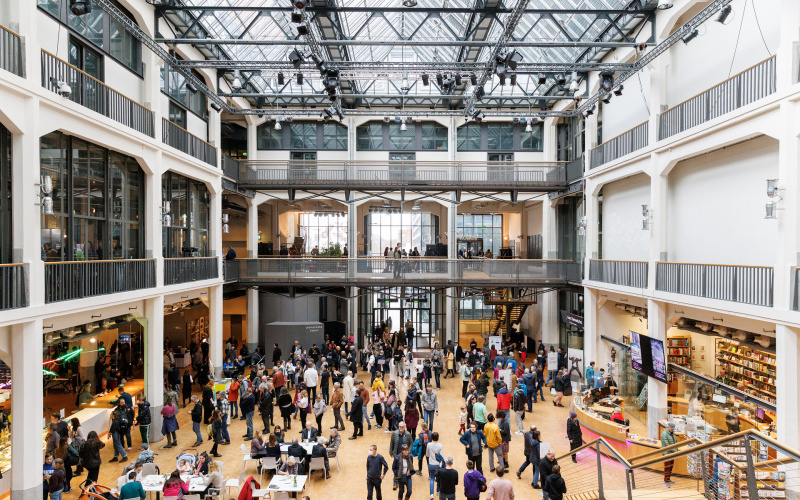 Das Foyer des ZKM beim Tag der offen Tür 2023