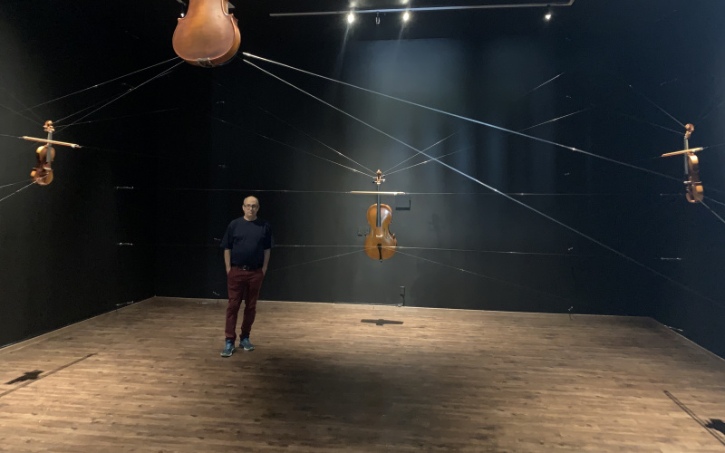 Manuel Rocha Iturbide in his Installation »Cuarteto para el fin de los tiempos«