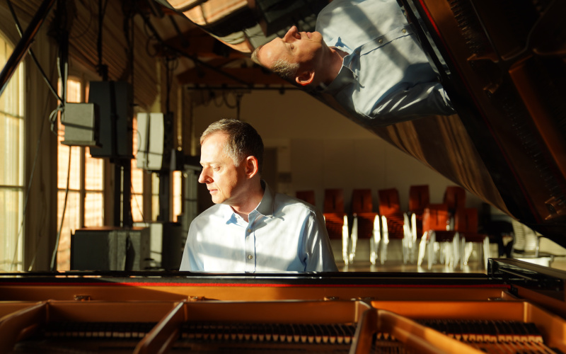 Jarosław Kapuściński at the piano