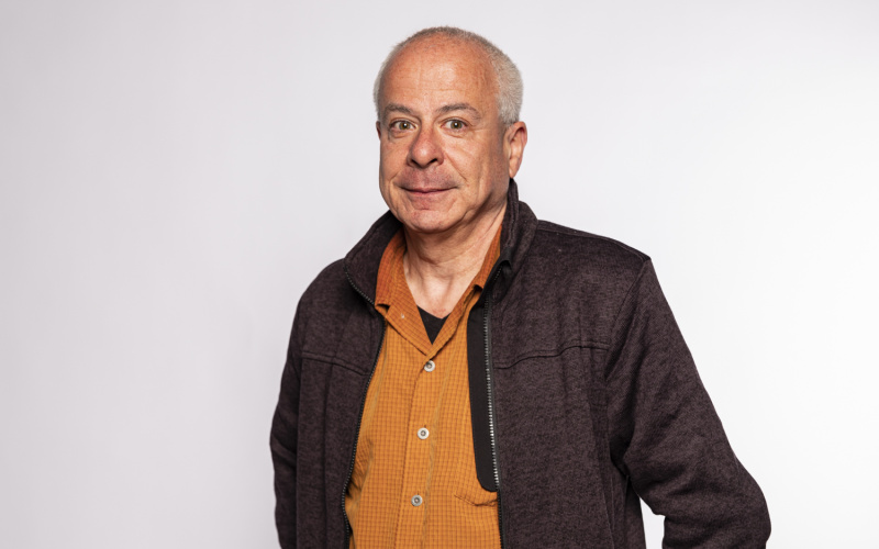 stehender Mann mit orangenem Hemd 