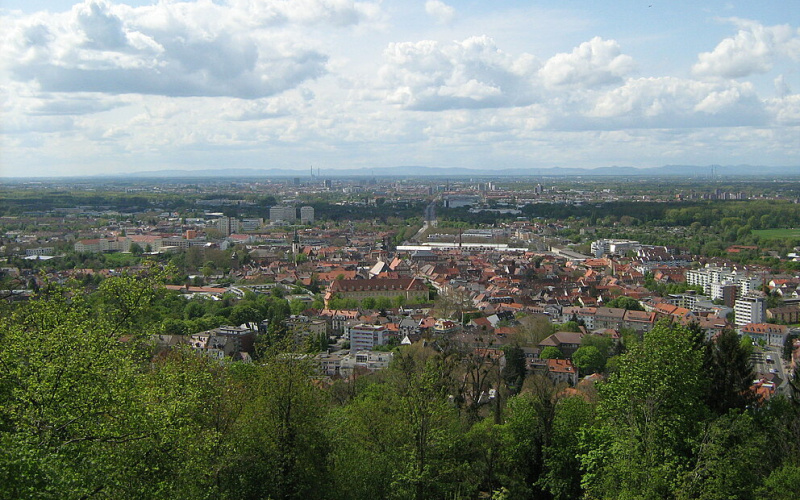 Luftaufnahme einer Stadt mit viel Grün.