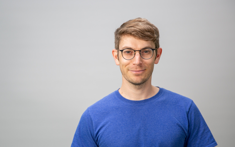 Mann mit Brille und blauem TShirt