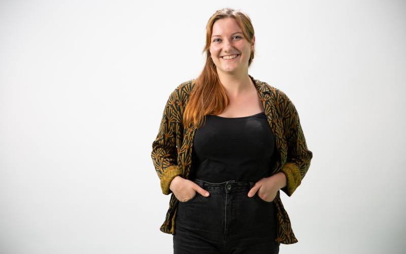 Eine lächelnde Frau mit rötlichen Haaren