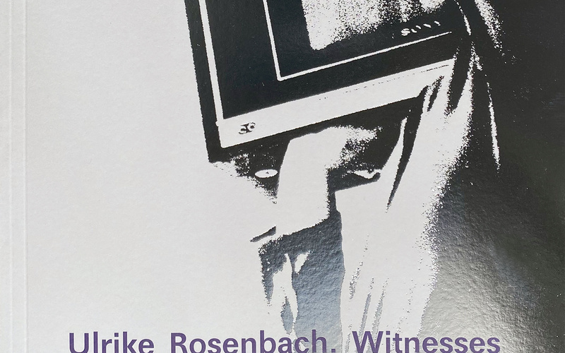 Frau trägt einen Fernseher auf der Schulter, schwarz weiß Bild