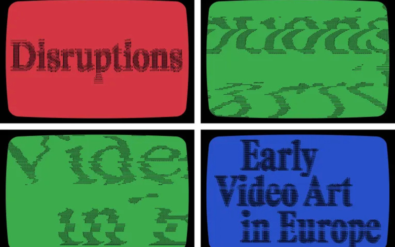 Vier farbige Fernsehbildschirme mit einem verzerrten, glitchartigen Text, der zusammen den Titel „Disruptions: Early Video Art in Europe“ bildet.