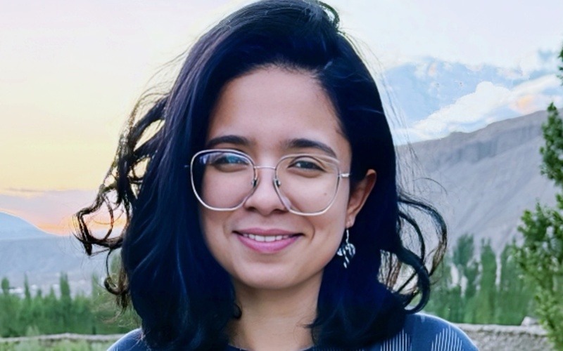 Zu sehen ist das Portraitfoto einer Person mit Brille. 