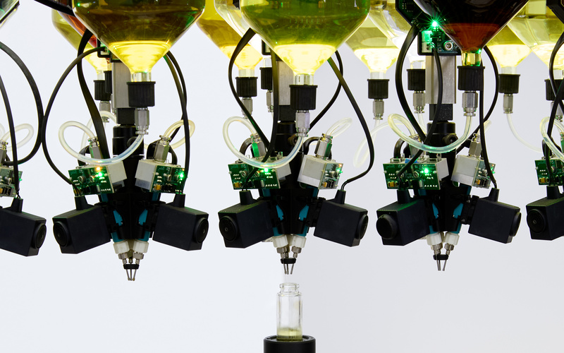 Eine technologische Abfüllvorrichtung für einen Flacon.