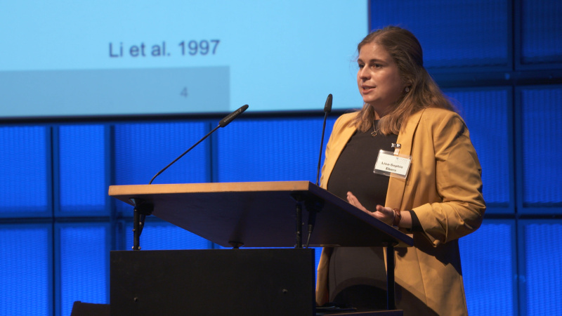 i6929_20_zkm_r_vr_mb_kaforum20_sprecher10_lisasophieebers_v3.jpg
