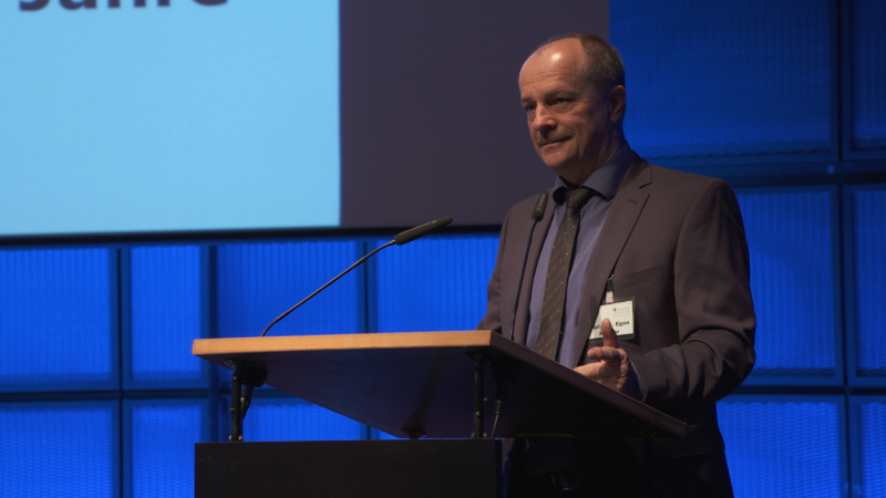 i6929_20_zkm_r_vr_mb_kaforum20_sprecher3_egonfoerster_v2.jpg