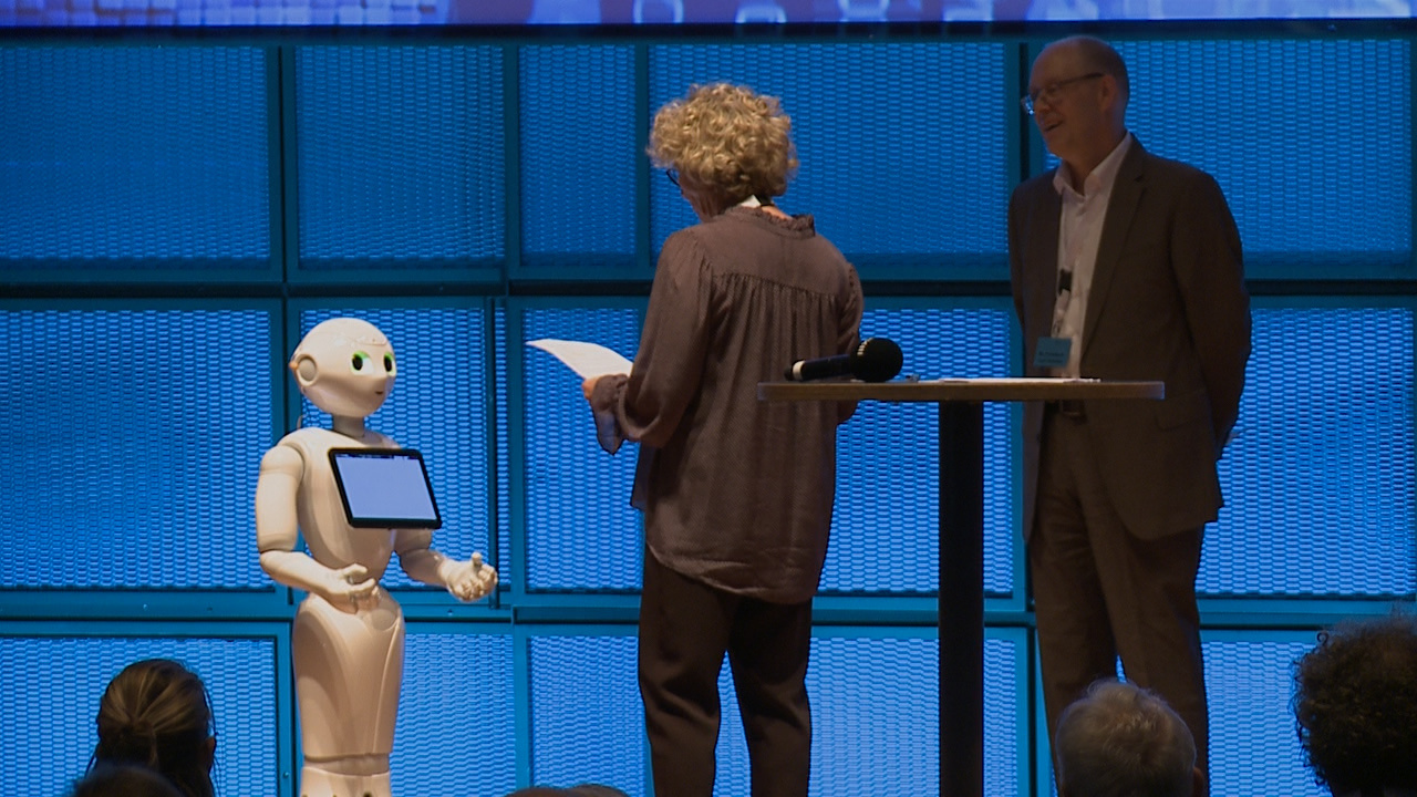 i6673_19_mth_s_gp_gc_kaforum_roboterpepper_und_susanneasche.jpg