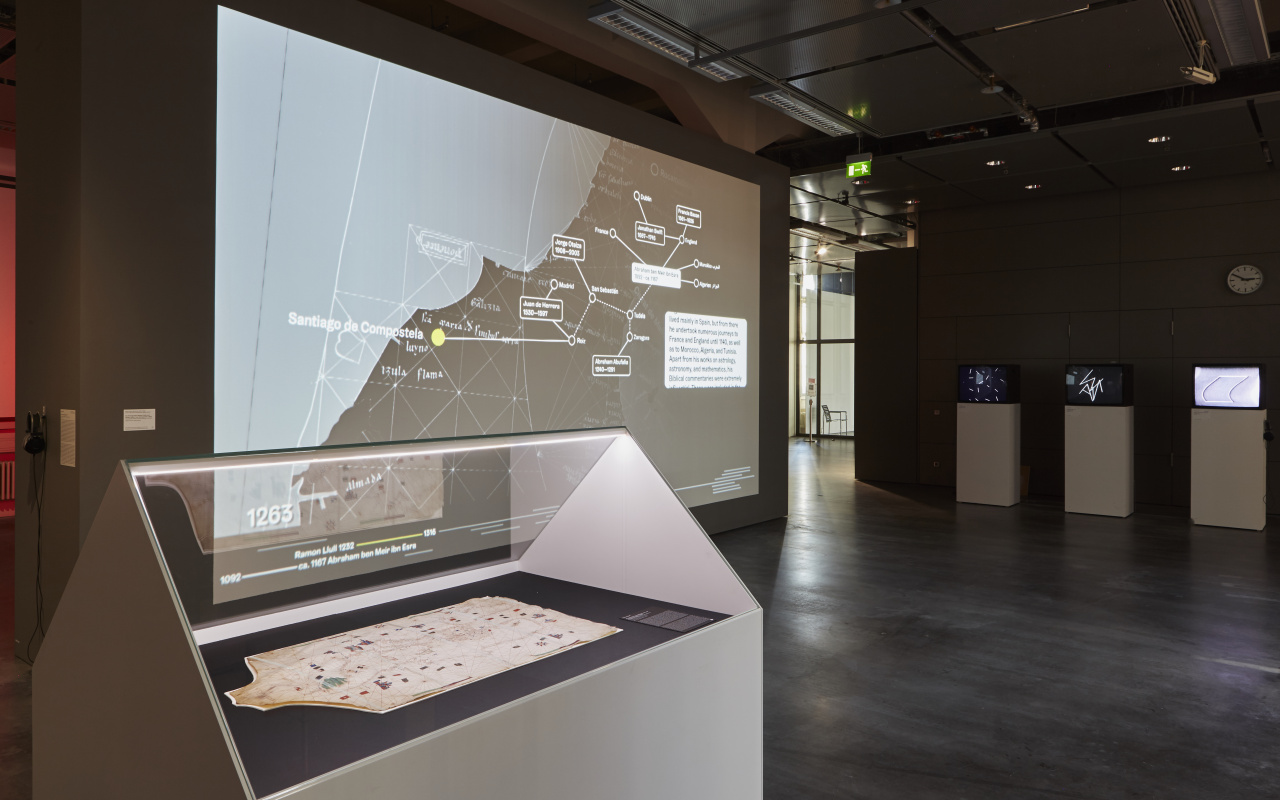 Blick in die Ausstellung »DIA-LOGOS. Ramon Llull und die Kunst des Kombinierens«