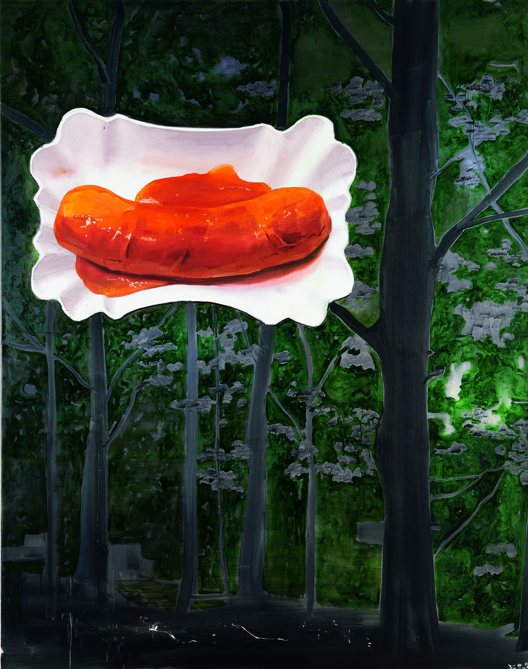 Eine Currywurst scheint in Baumkronen zu schweben.