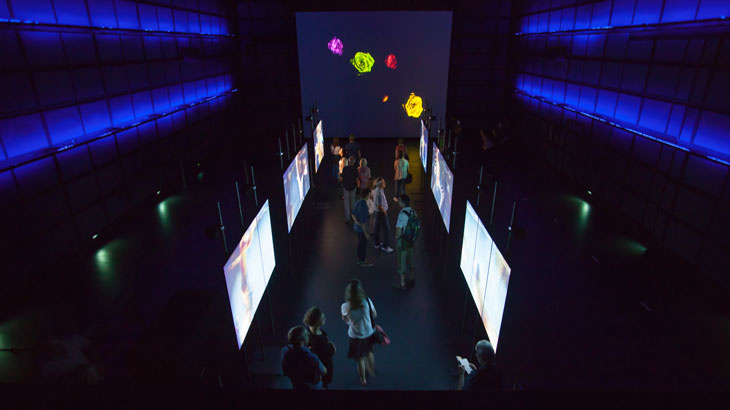 Museumsbesucher laufen zwischen Ausstellungsstücken her