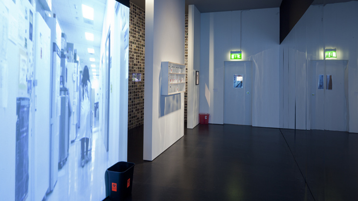 Austellungsraum mit Videowand