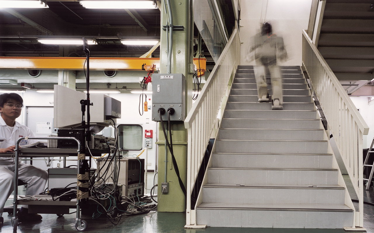 Ein Roboter geht die Treppe in einem Industriegebäude hoch