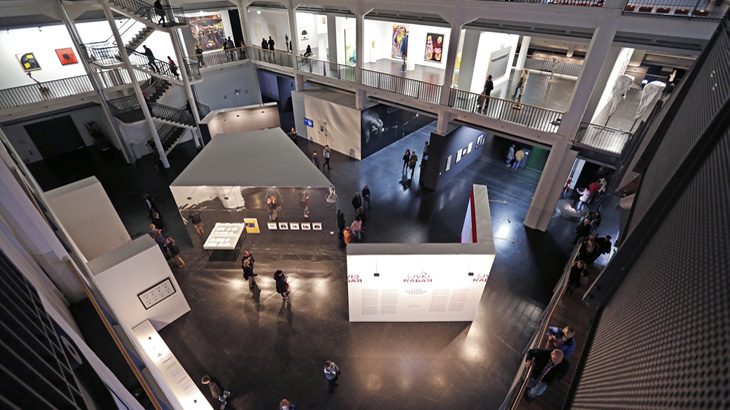 Blick von oben in Lichthof mit Ausstellungsstücken