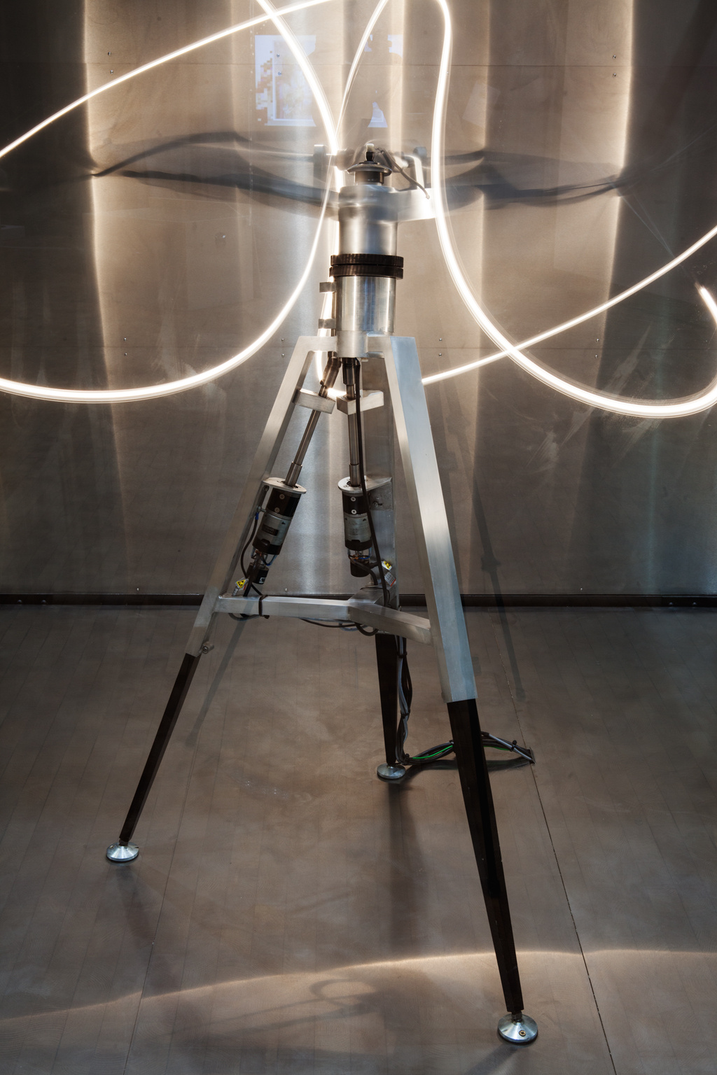 Stativ umgeben von einem mehrfach geschwungenen Lichtschweif.