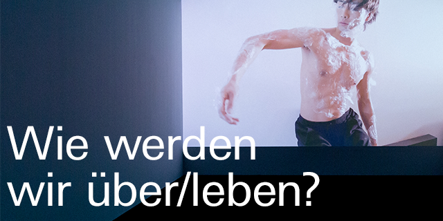 Ein Mann, eingewickelt in Frischhaltefolie, ist zu sehen.
