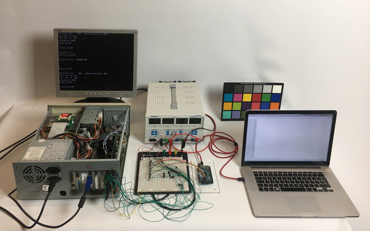 Ein Computer und elektronische Werkzeuge auf einem Tisch.