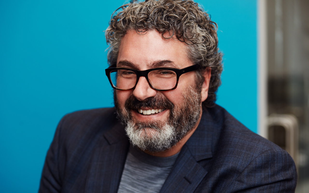 Ein Portraitfoto von Greg Lynn