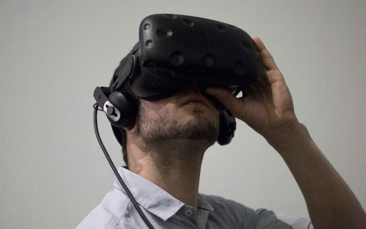 A man wears black VR-glasses