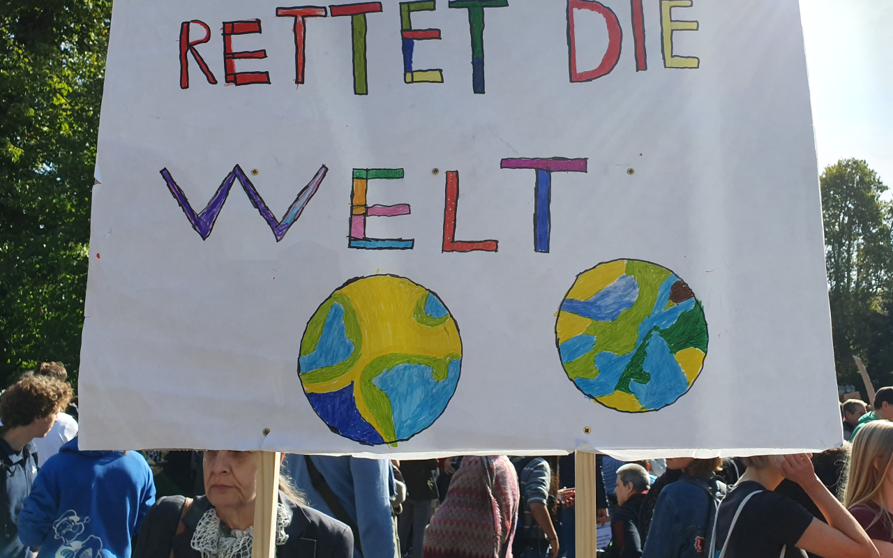 Plakat der Klimademo »Fridays for Future« mit dem Text »Rettet die Welt«