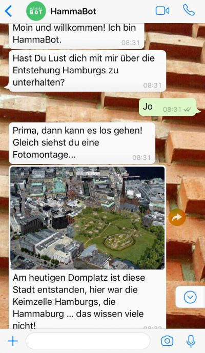 Nachrichtenverlauf auf einem Mobiltelefon zwischen dem Chatbot des Museums und eines Museumsbesuchers