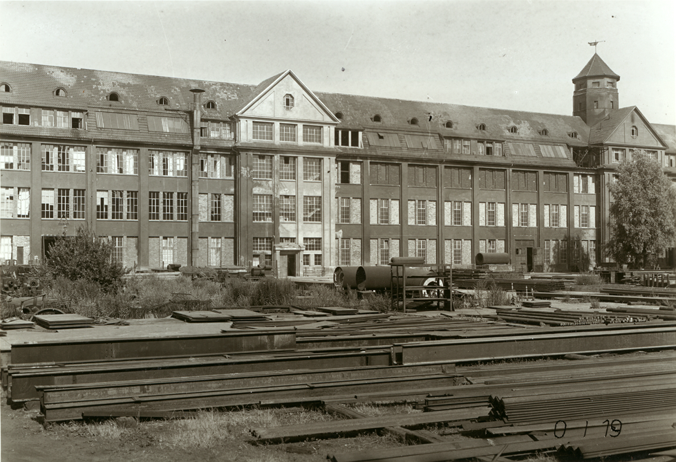 Der Hallenbau als Industrieruine nach der Aufgabe der Produktion