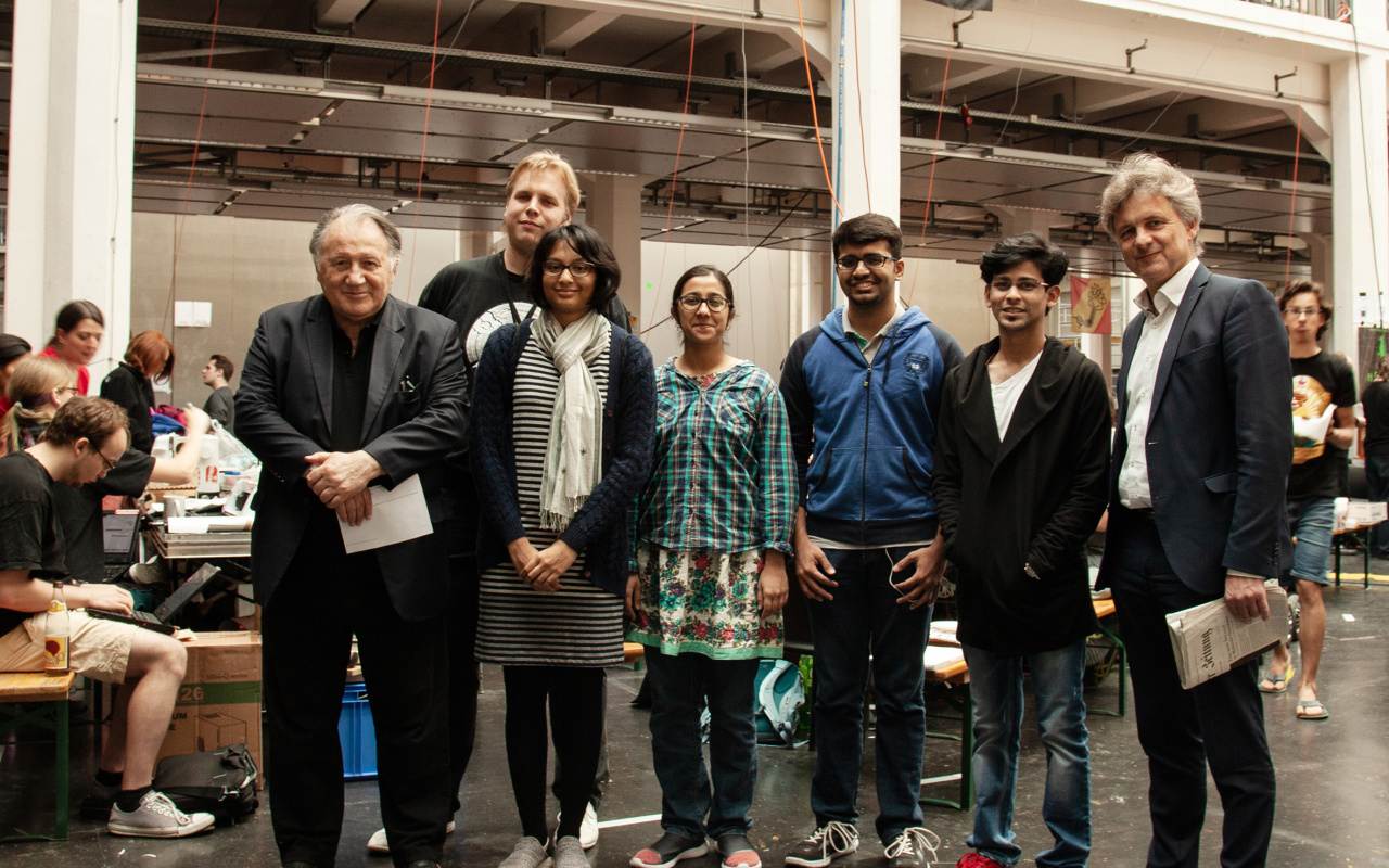 Das indische Gewinnerteam »Morpheus« mit Peter Weibel und Frank Mentrup Karlsruhe