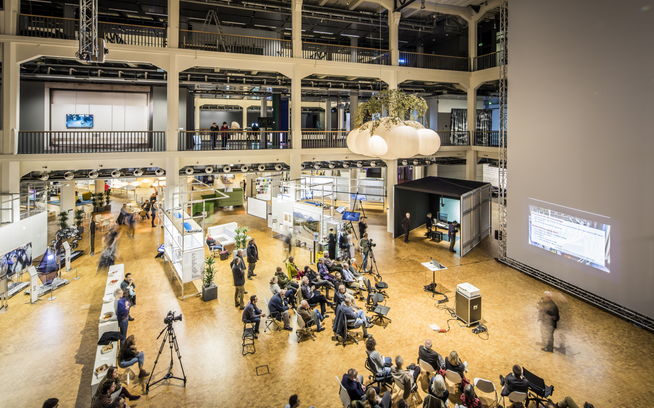  The picture shows the crowded OpenHub space of the exhibition »Open Codes«