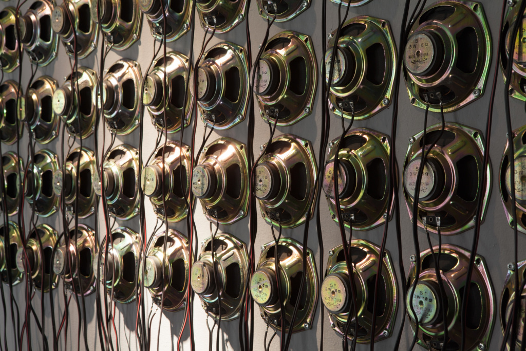 Technische Elemente von Lautsprechern, fixiert an einer Wand