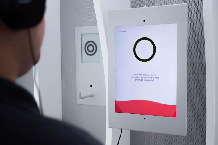 Museumsbesucher nutzt den Chatbot IRIS im Museum do Amanha 
