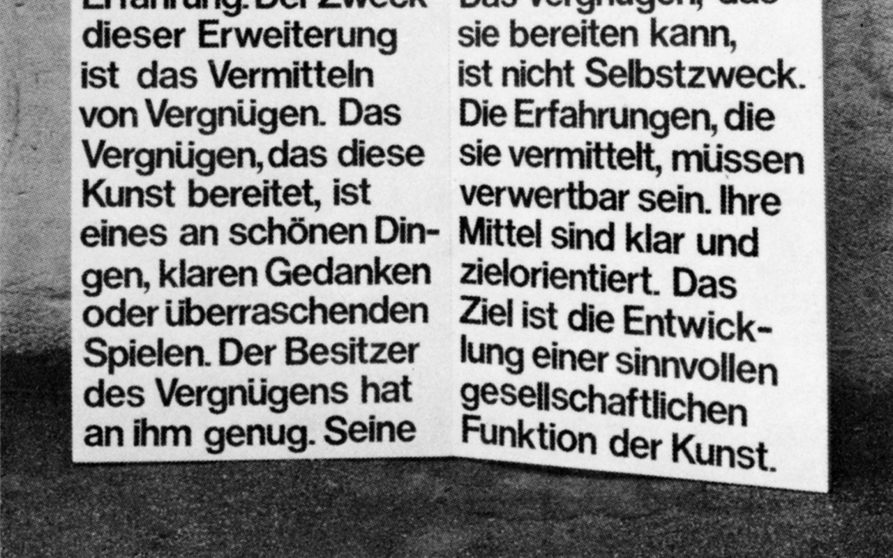 Zwei Meter hohe weiße Holztafel mit schwarzem Text